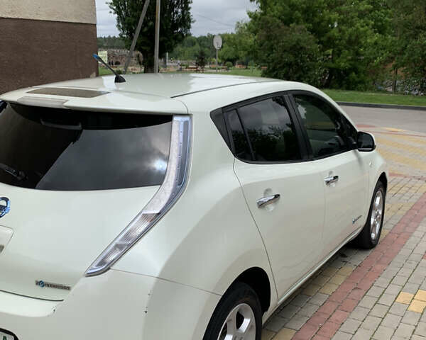 Белый Ниссан Лиф, объемом двигателя 0 л и пробегом 138 тыс. км за 5500 $, фото 3 на Automoto.ua