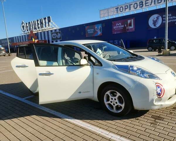 Белый Ниссан Лиф, объемом двигателя 0 л и пробегом 119 тыс. км за 5300 $, фото 14 на Automoto.ua