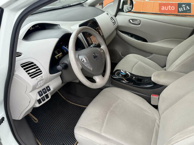 Белый Ниссан Лиф, объемом двигателя 0 л и пробегом 112 тыс. км за 5100 $, фото 7 на Automoto.ua