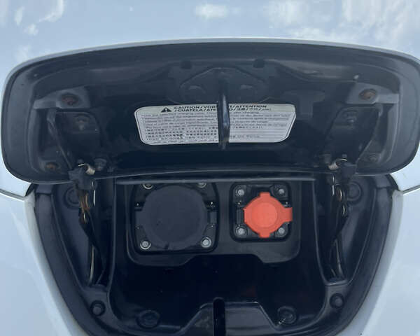 Белый Ниссан Лиф, объемом двигателя 0 л и пробегом 102 тыс. км за 5400 $, фото 17 на Automoto.ua