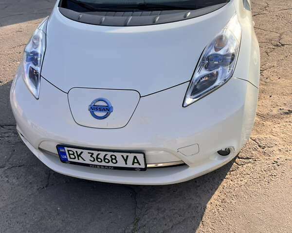 Белый Ниссан Лиф, объемом двигателя 0 л и пробегом 153 тыс. км за 4500 $, фото 5 на Automoto.ua