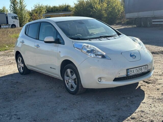 Белый Ниссан Лиф, объемом двигателя 0 л и пробегом 180 тыс. км за 3650 $, фото 1 на Automoto.ua