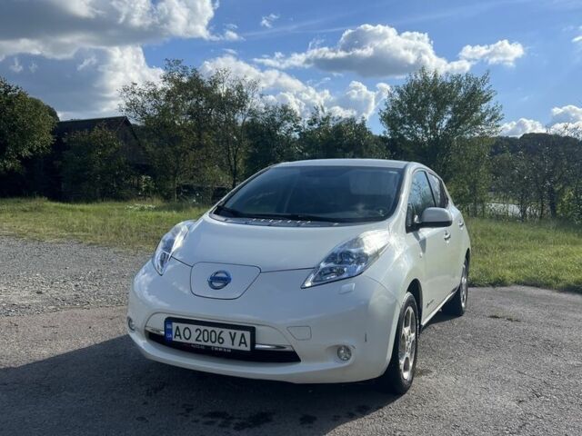 Белый Ниссан Лиф, объемом двигателя 0 л и пробегом 123 тыс. км за 7000 $, фото 5 на Automoto.ua