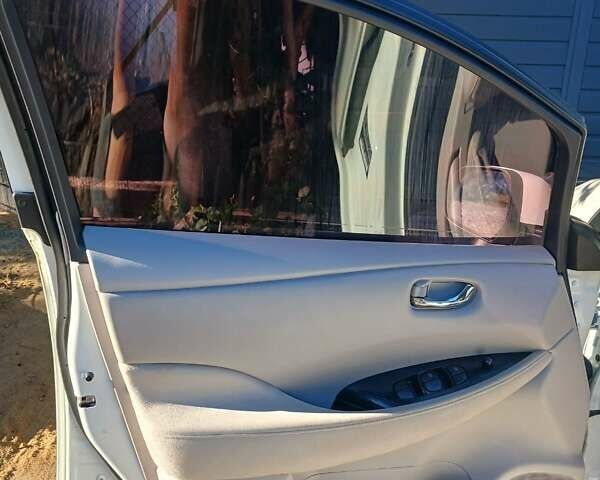 Белый Ниссан Лиф, объемом двигателя 0 л и пробегом 110 тыс. км за 6500 $, фото 14 на Automoto.ua