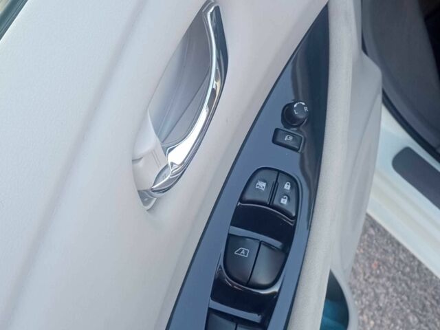 Белый Ниссан Лиф, объемом двигателя 0 л и пробегом 111 тыс. км за 5200 $, фото 6 на Automoto.ua