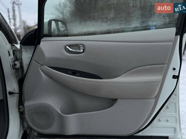 Білий Ніссан Ліф, об'ємом двигуна 0 л та пробігом 93 тис. км за 3990 $, фото 27 на Automoto.ua