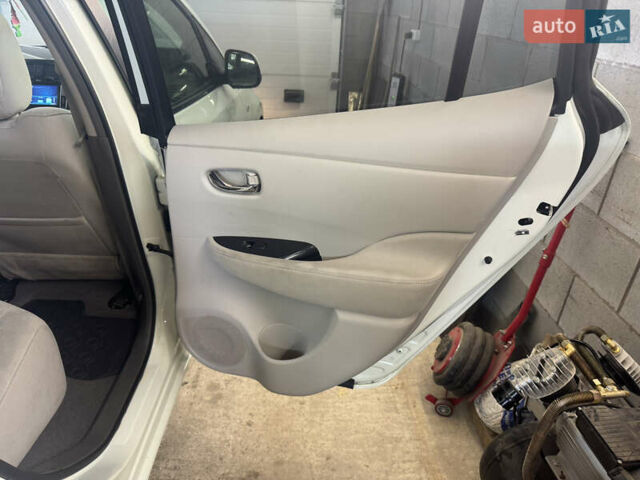Белый Ниссан Лиф, объемом двигателя 0 л и пробегом 202 тыс. км за 4000 $, фото 20 на Automoto.ua