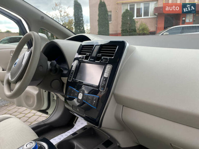 Білий Ніссан Ліф, об'ємом двигуна 0 л та пробігом 81 тис. км за 4600 $, фото 20 на Automoto.ua