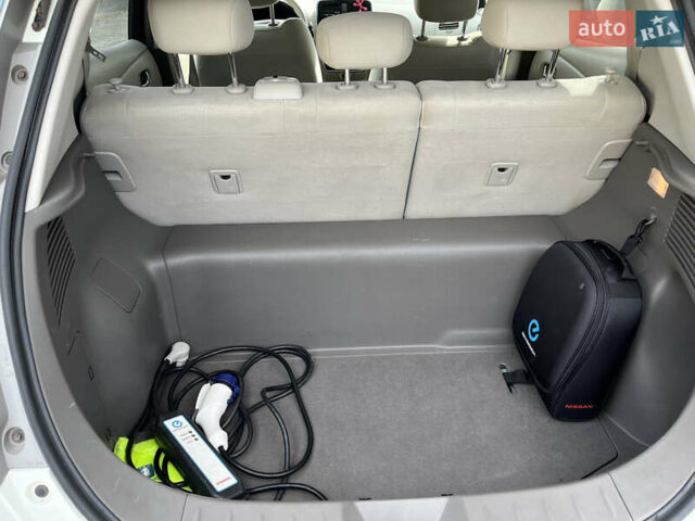 Белый Ниссан Лиф, объемом двигателя 0 л и пробегом 102 тыс. км за 5400 $, фото 15 на Automoto.ua