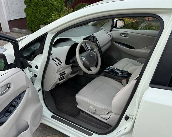 Білий Ніссан Ліф, об'ємом двигуна 0 л та пробігом 100 тис. км за 4700 $, фото 4 на Automoto.ua