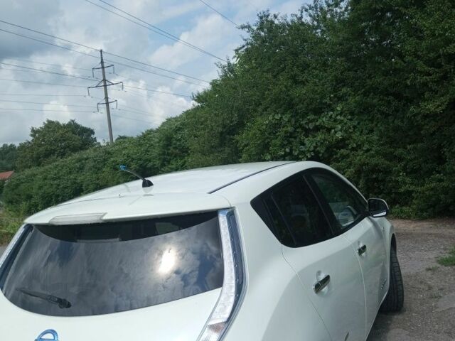 Белый Ниссан Лиф, объемом двигателя 0 л и пробегом 142 тыс. км за 5350 $, фото 7 на Automoto.ua