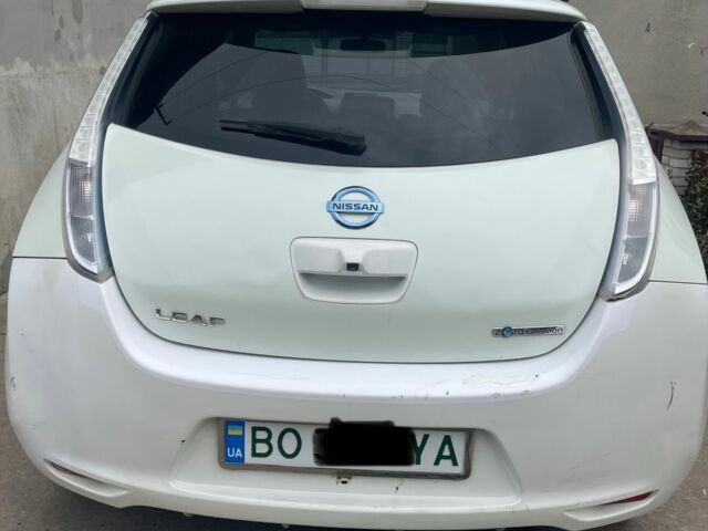 Белый Ниссан Лиф, объемом двигателя 0 л и пробегом 300 тыс. км за 4950 $, фото 4 на Automoto.ua