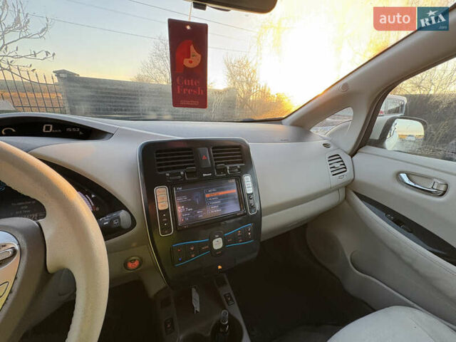 Білий Ніссан Ліф, об'ємом двигуна 0 л та пробігом 124 тис. км за 4000 $, фото 20 на Automoto.ua