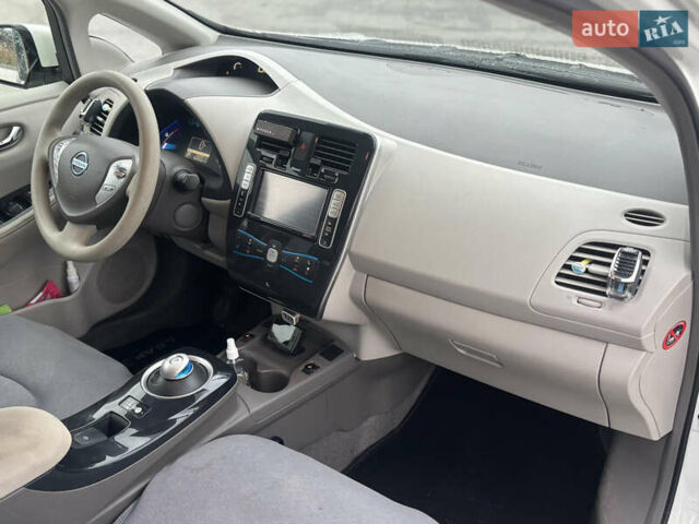 Білий Ніссан Ліф, об'ємом двигуна 0 л та пробігом 152 тис. км за 4450 $, фото 18 на Automoto.ua