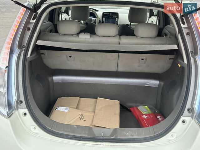 Білий Ніссан Ліф, об'ємом двигуна 0 л та пробігом 152 тис. км за 4450 $, фото 14 на Automoto.ua