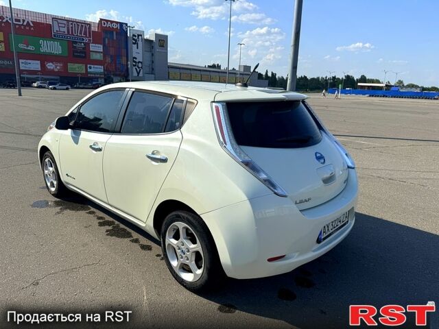 Белый Ниссан Лиф, объемом двигателя 0 л и пробегом 110 тыс. км за 5400 $, фото 4 на Automoto.ua