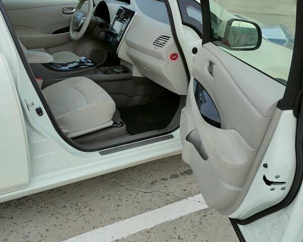 Білий Ніссан Ліф, об'ємом двигуна 0 л та пробігом 93 тис. км за 5800 $, фото 12 на Automoto.ua