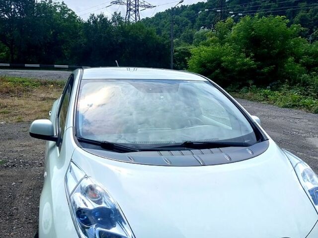 Белый Ниссан Лиф, объемом двигателя 0 л и пробегом 144 тыс. км за 5500 $, фото 9 на Automoto.ua