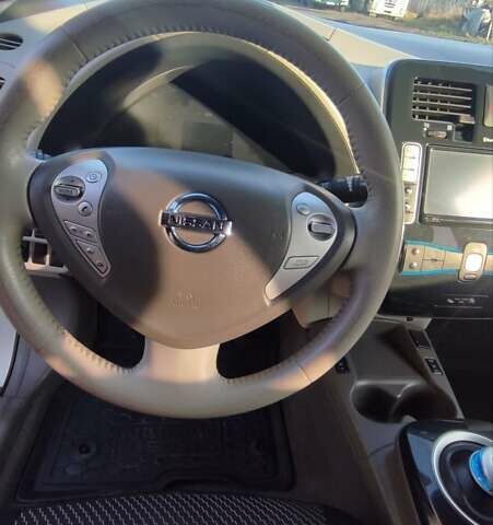 Білий Ніссан Ліф, об'ємом двигуна 0 л та пробігом 150 тис. км за 4990 $, фото 14 на Automoto.ua