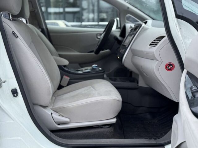 Белый Ниссан Лиф, объемом двигателя 0 л и пробегом 93 тыс. км за 3990 $, фото 8 на Automoto.ua