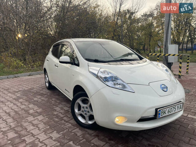 Білий Ніссан Ліф, об'ємом двигуна 0 л та пробігом 162 тис. км за 4000 $, фото 1 на Automoto.ua