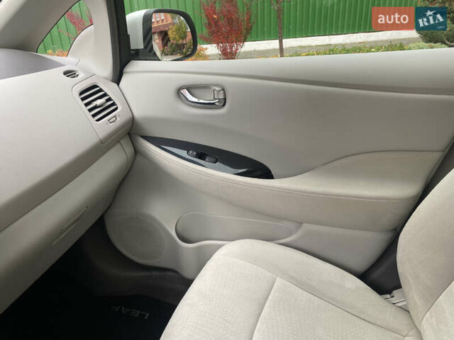 Білий Ніссан Ліф, об'ємом двигуна 0 л та пробігом 81 тис. км за 4600 $, фото 60 на Automoto.ua