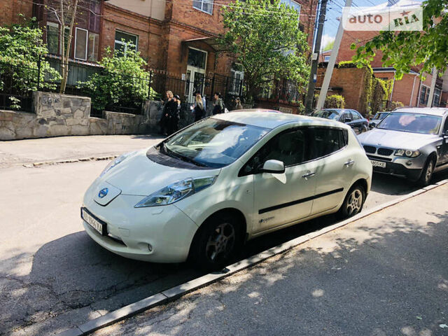 Белый Ниссан Лиф, объемом двигателя 0 л и пробегом 133 тыс. км за 7500 $, фото 2 на Automoto.ua