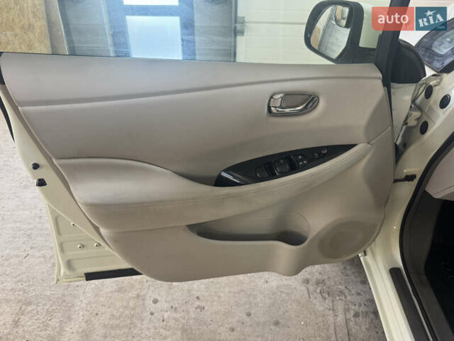 Белый Ниссан Лиф, объемом двигателя 0 л и пробегом 202 тыс. км за 4000 $, фото 7 на Automoto.ua