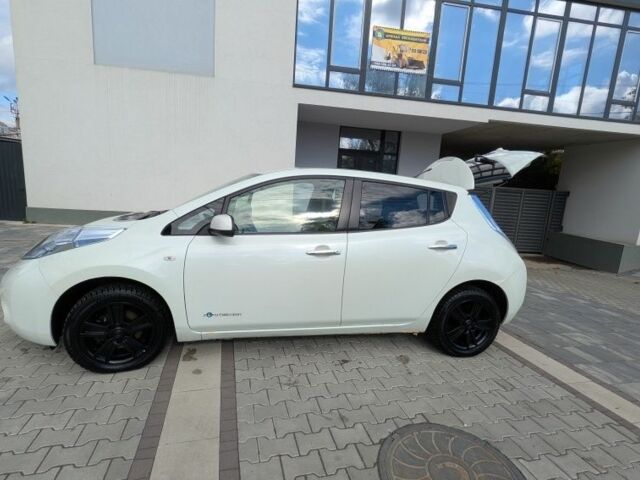 Белый Ниссан Лиф, объемом двигателя 0 л и пробегом 125 тыс. км за 4200 $, фото 3 на Automoto.ua