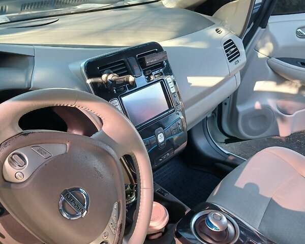 Белый Ниссан Лиф, объемом двигателя 0 л и пробегом 110 тыс. км за 6500 $, фото 12 на Automoto.ua