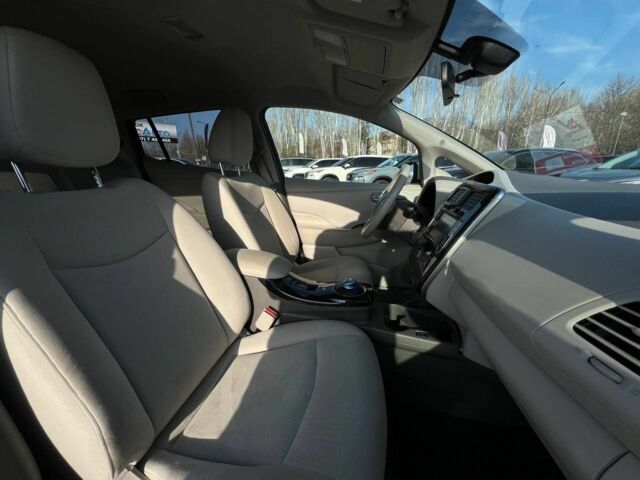 Белый Ниссан Лиф, объемом двигателя 0 л и пробегом 104 тыс. км за 6400 $, фото 14 на Automoto.ua