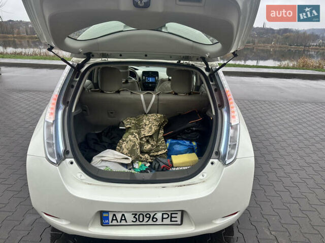 Белый Ниссан Лиф, объемом двигателя 0 л и пробегом 68 тыс. км за 4000 $, фото 12 на Automoto.ua