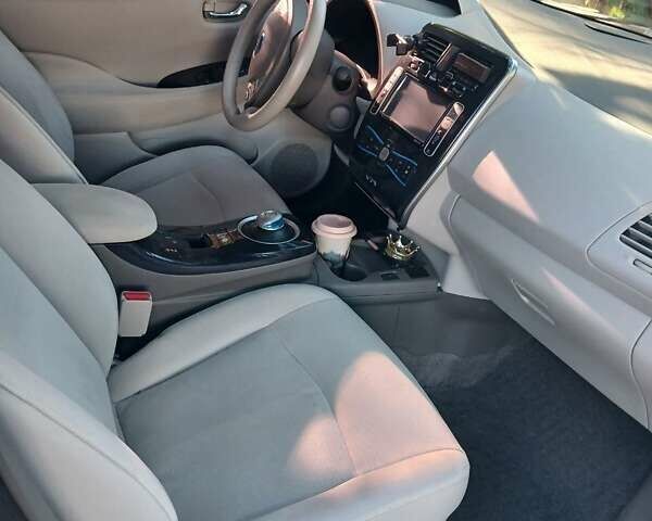 Белый Ниссан Лиф, объемом двигателя 0 л и пробегом 110 тыс. км за 6500 $, фото 26 на Automoto.ua