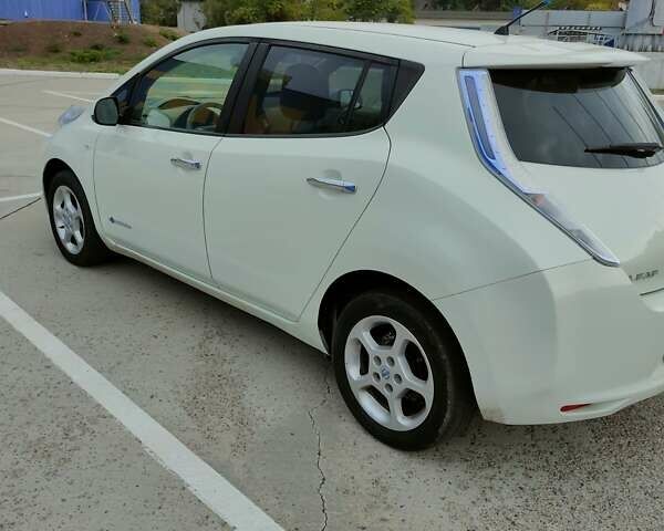 Білий Ніссан Ліф, об'ємом двигуна 0 л та пробігом 93 тис. км за 5800 $, фото 16 на Automoto.ua
