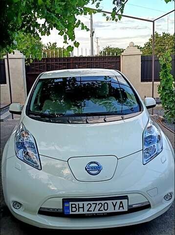 Белый Ниссан Лиф, объемом двигателя 0 л и пробегом 98 тыс. км за 5850 $, фото 12 на Automoto.ua