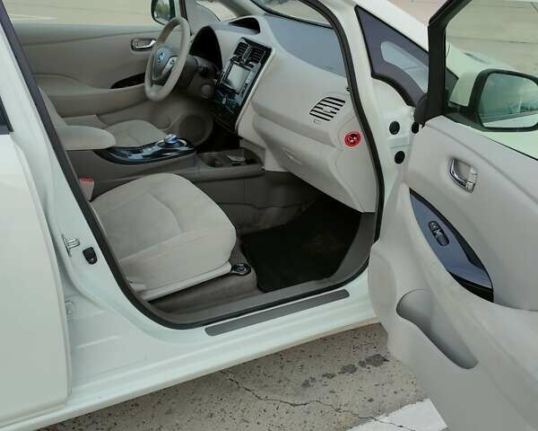 Білий Ніссан Ліф, об'ємом двигуна 0 л та пробігом 93 тис. км за 5800 $, фото 13 на Automoto.ua
