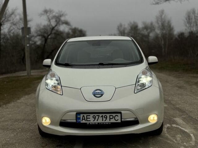 Белый Ниссан Лиф, объемом двигателя 0 л и пробегом 170 тыс. км за 3650 $, фото 1 на Automoto.ua