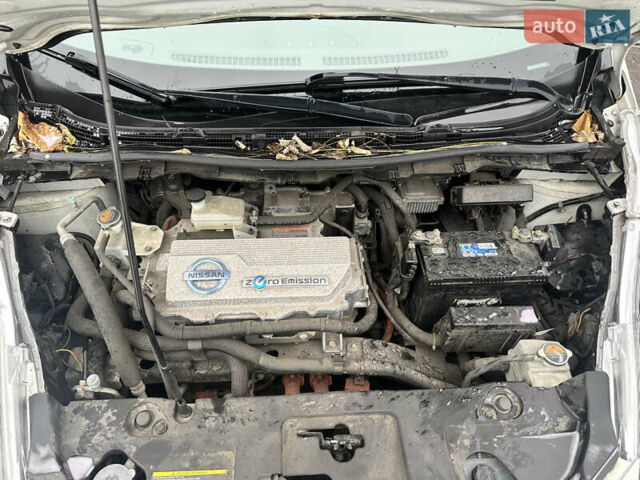 Белый Ниссан Лиф, объемом двигателя 0 л и пробегом 68 тыс. км за 4000 $, фото 17 на Automoto.ua