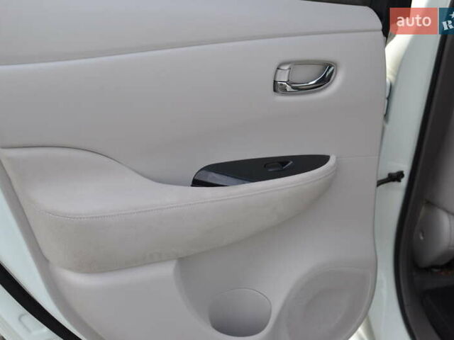 Белый Ниссан Лиф, объемом двигателя 0 л и пробегом 100 тыс. км за 3800 $, фото 18 на Automoto.ua