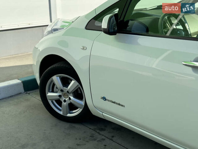 Белый Ниссан Лиф, объемом двигателя 0 л и пробегом 95 тыс. км за 5300 $, фото 30 на Automoto.ua