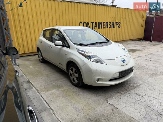 Белый Ниссан Лиф, объемом двигателя 0 л и пробегом 124 тыс. км за 4990 $, фото 4 на Automoto.ua