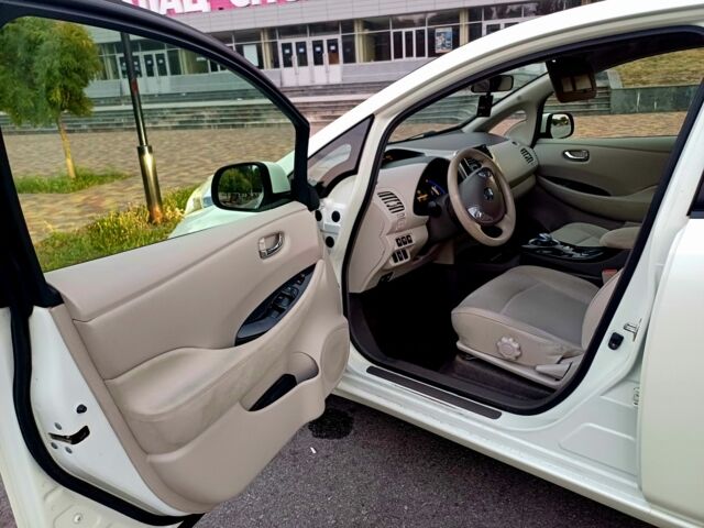 Белый Ниссан Лиф, объемом двигателя 0 л и пробегом 142 тыс. км за 5100 $, фото 14 на Automoto.ua