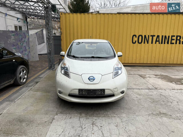 Белый Ниссан Лиф, объемом двигателя 0 л и пробегом 124 тыс. км за 4990 $, фото 3 на Automoto.ua