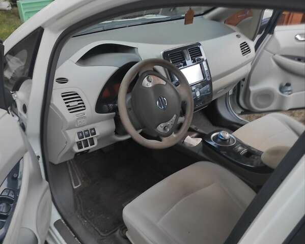 Білий Ніссан Ліф, об'ємом двигуна 0 л та пробігом 168 тис. км за 4600 $, фото 3 на Automoto.ua