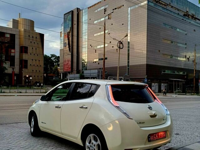 Белый Ниссан Лиф, объемом двигателя 0 л и пробегом 140 тыс. км за 5099 $, фото 6 на Automoto.ua