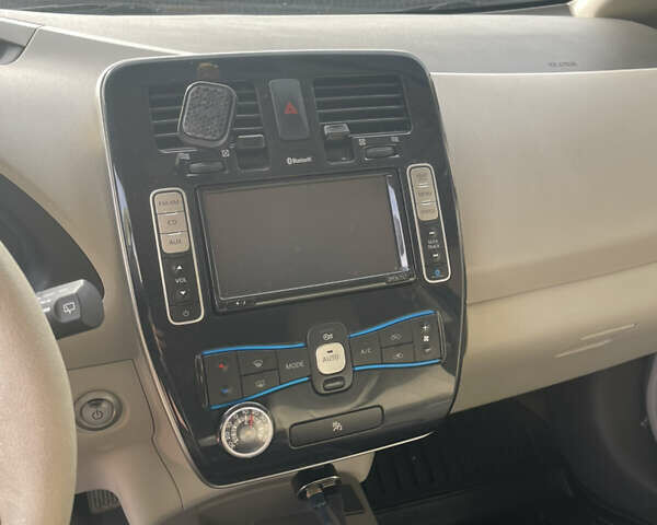 Белый Ниссан Лиф, объемом двигателя 0 л и пробегом 181 тыс. км за 4000 $, фото 12 на Automoto.ua