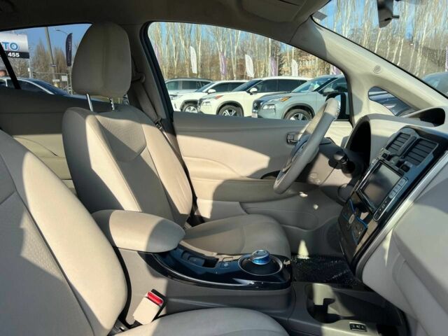 Белый Ниссан Лиф, объемом двигателя 0 л и пробегом 104 тыс. км за 6400 $, фото 15 на Automoto.ua