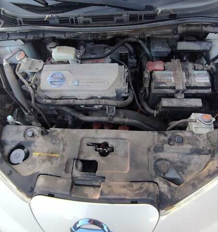 Білий Ніссан Ліф, об'ємом двигуна 0 л та пробігом 150 тис. км за 4990 $, фото 2 на Automoto.ua