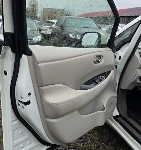 Белый Ниссан Лиф, объемом двигателя 0 л и пробегом 125 тыс. км за 5200 $, фото 9 на Automoto.ua