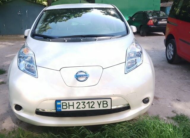 Белый Ниссан Лиф, объемом двигателя 0 л и пробегом 136 тыс. км за 5900 $, фото 1 на Automoto.ua